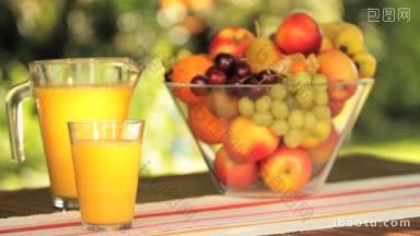 柳橙汁和玻璃杯状的不同形状在一个桌子上